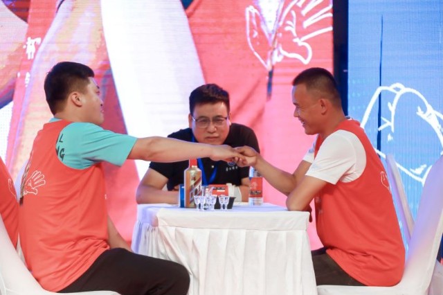 首季茅台王子杯陕西拳王争霸赛开幕古城西安上演酒文化猜拳大赛