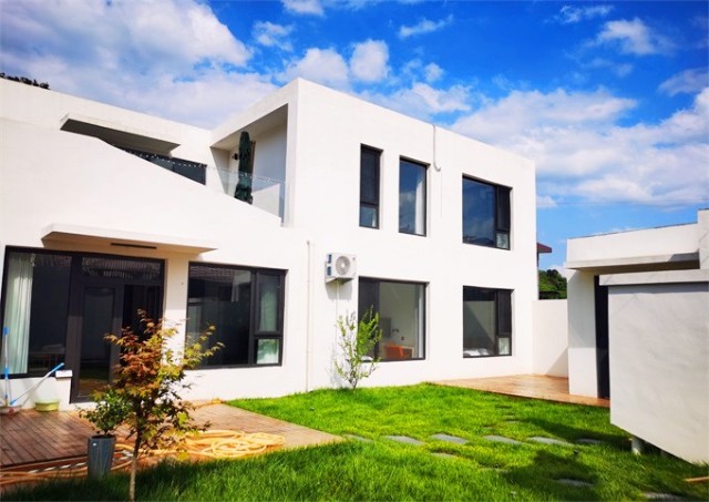 北京怀柔喇叭沟门白桦林拾贰悦民宿步行十分钟即可到达喇叭沟门景区