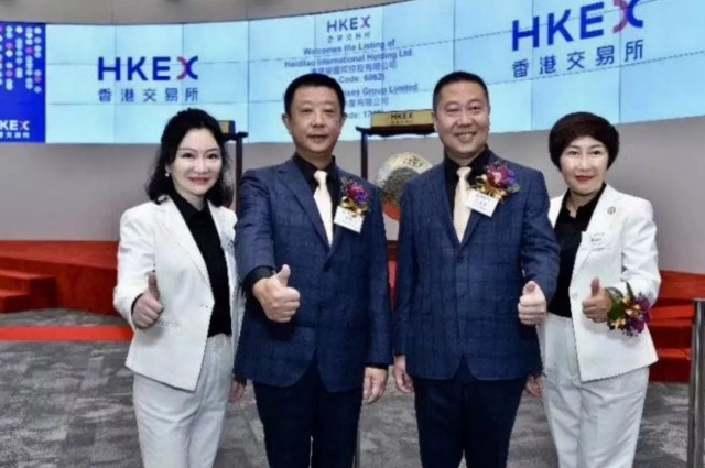 海底捞4个创始人上市敲钟在海底捞上市前,张勇夫妇就将所持约1000亿