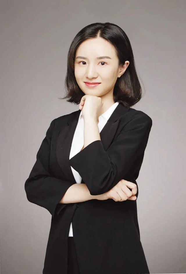 很多网友让我找基金圈的公募基金经理,把这位美女分析师pk下去.