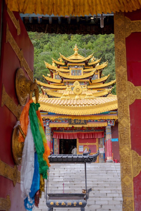 丽江是著名的"三遗城市":"世界文化遗产" -- 云南丽江古城,"世界自然