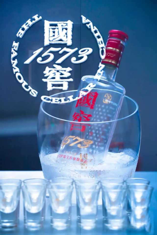 首页>创作中心>正文>到了2009年,国窖1573率先提出"白酒冰着喝"的品鉴