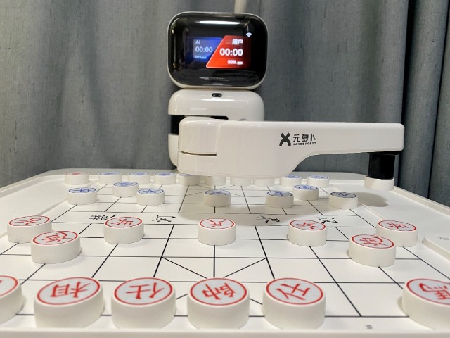 商汤元萝卜测评机器人成孩子的第一位象棋老师