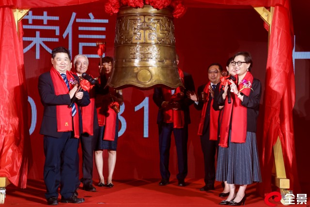 上市敲钟现场嘉宾合影荣信文化的成功上市标志着a股市场正式迎来"少儿